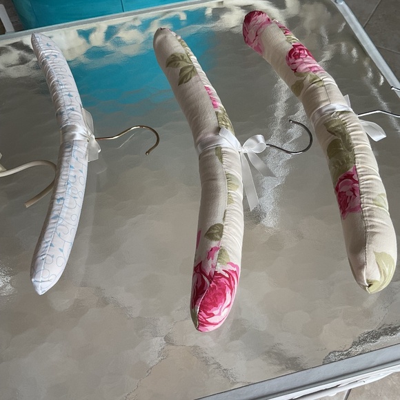 Padded covered hangers with bows - Picture 1 of 4